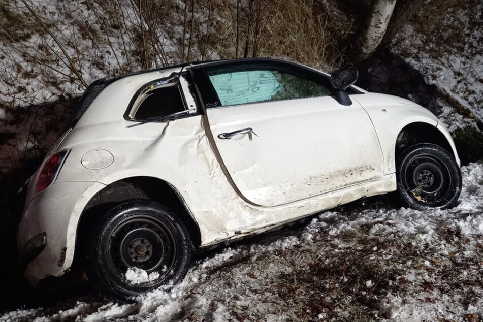 Von der Straße abgekommen: Person im Auto eingeklemmt und verletzt