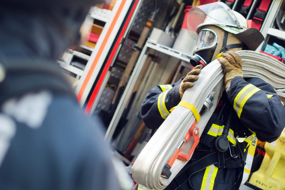 Die Feuerwehr, die auf der A92 mit einem Großaufgebot vor Ort war, konnte den Brand löschen. Es wurde niemand verletzt. (Symbolbild)