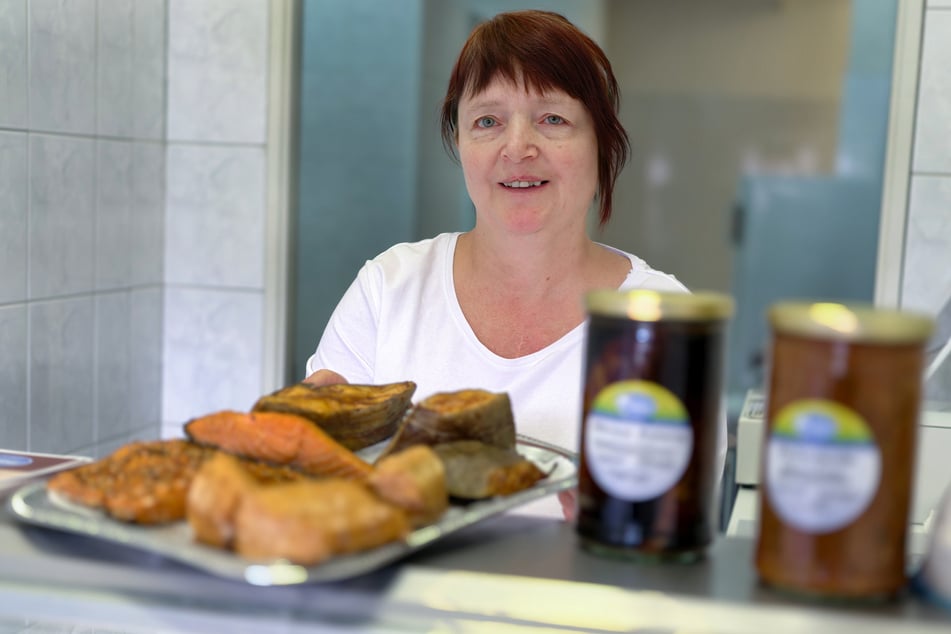 Im kleinen Betriebsverkauf in Albernau steht Ramona Lang (54) an der Theke.