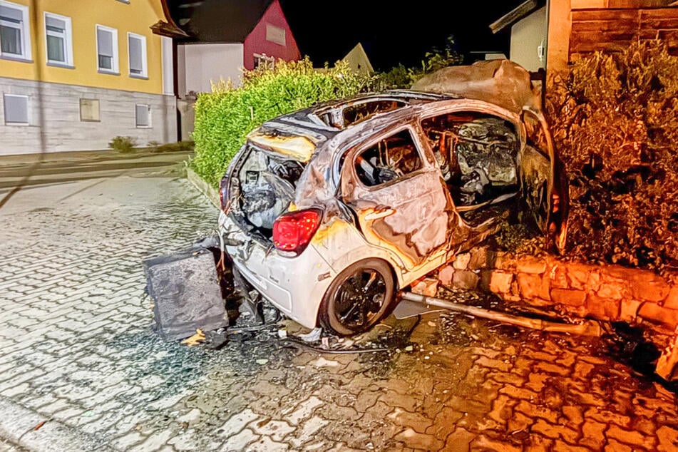 Der Citroën landete im Garten eines Wohnhauses.