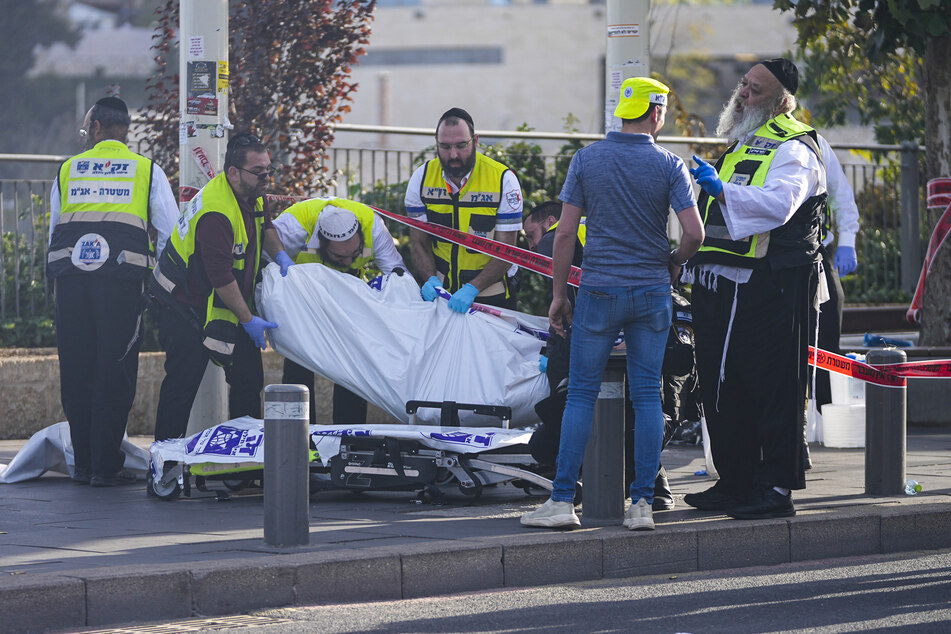 Freiwillige des Zaka-Rettungsdienstes bergen eine Leiche, die bei einem Schusswechsel in Jerusalem getötet wurde.