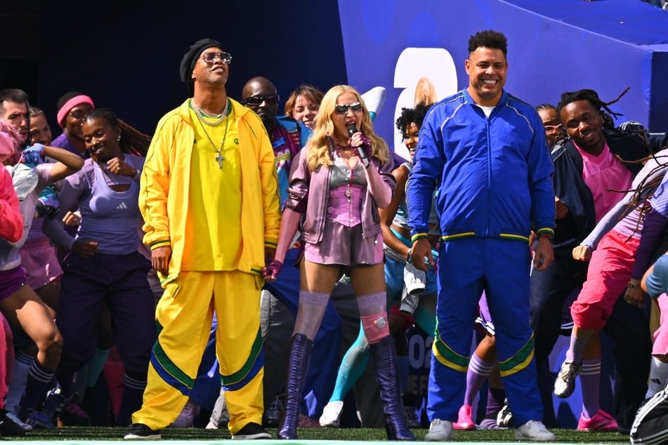 Sängerin Madonna (67) trat mit den Ex-Fußballern Ronaldinho (l, 46) und Ronaldo (49) bei der Halbzeitshow auf.