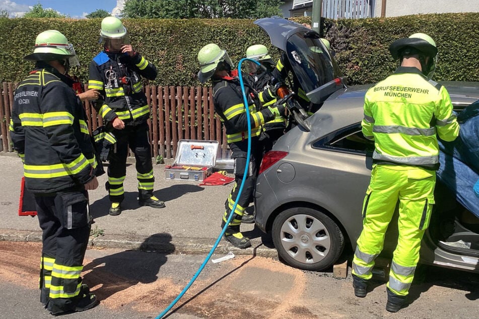 Mit schwerem Gerät wurde der Opel von der Feuerwehr aufgeschnitten.