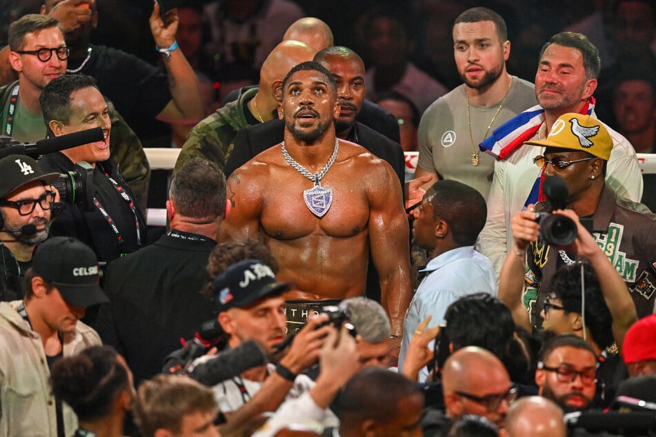 Jen několik dní před nehodou byl Anthony Joshua (36) stále v ringu a bojoval proti influencerovi Jakeovi Paulovi (28, není na obrázku).