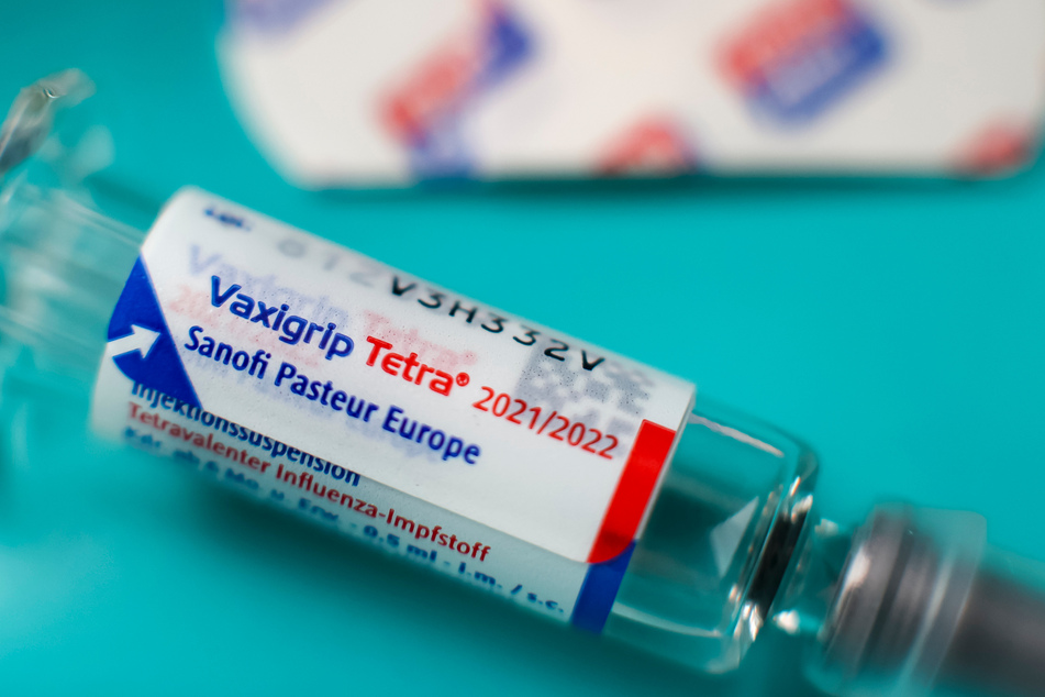 So sieht der aktuelle Grippe-Impfstoff "Vaxigrip Tetra 2021/2022" vom Hersteller Sanofi Pasteur Europe aus.