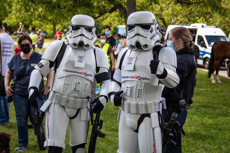 Teilnehmer der "Querdenker"-Demo haben sich als Sturmtruppen aus "Star Wars" verkleidet.