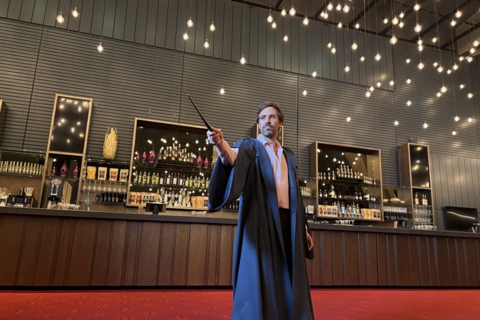 Der 37-Jährige wollte das Kostüm gar nicht mehr ausziehen und zauberte noch ein wenig in der Lobby des "Mehr! Theaters" herum.