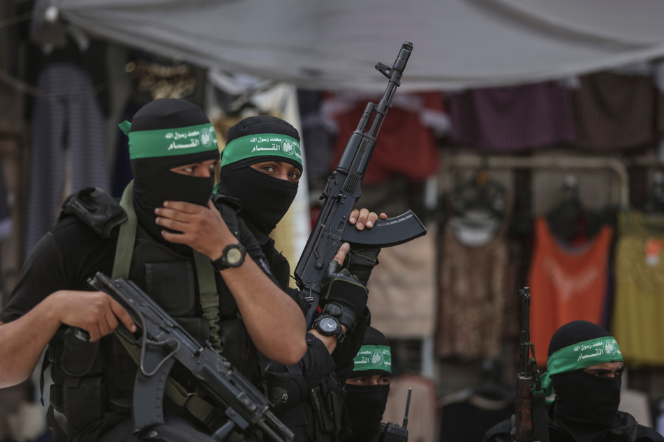Vermummte Männer der Kassam-Brigaden, einer militärischn Unterorganisation der Hamas.