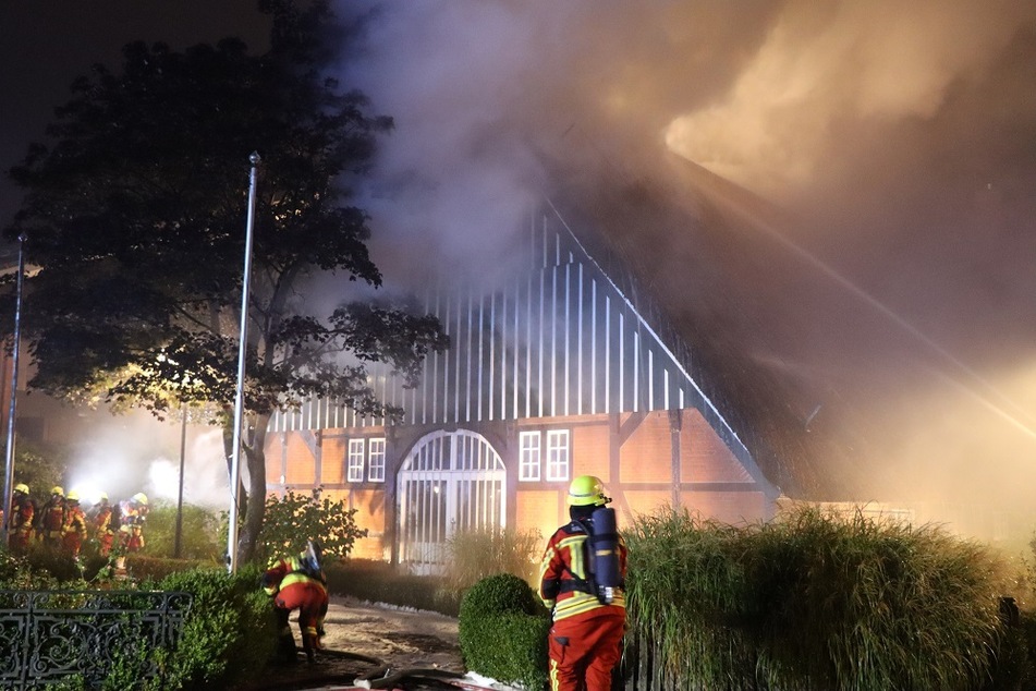Großeinsatz für die Feuerwehr! Reetdachhaus in Flammen