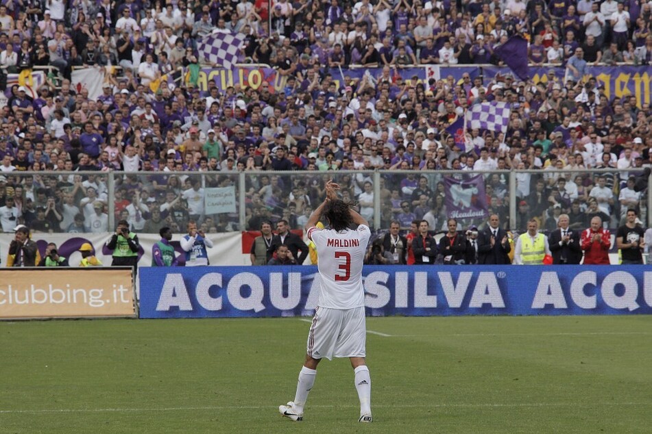 Warmer Abschied als Spieler: Nach über 1.000 Pflichtspielen für die Rossoneri beendete Rekordspieler Paolo Maldini im Alter von 40 Jahren vor den Milan-Fans seine Laufbahn.
