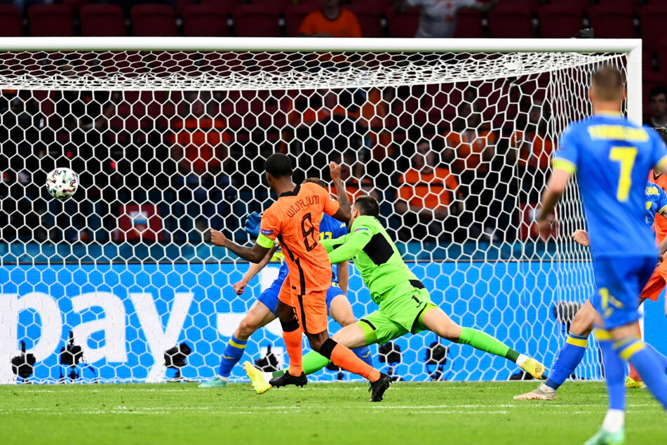 Der erlösende erste Treffer! Kapitän Georginio Wijnaldum (2.v.l.) zieht aus 16 Metern ab und erzielt das 1:0 für die Niederlande.