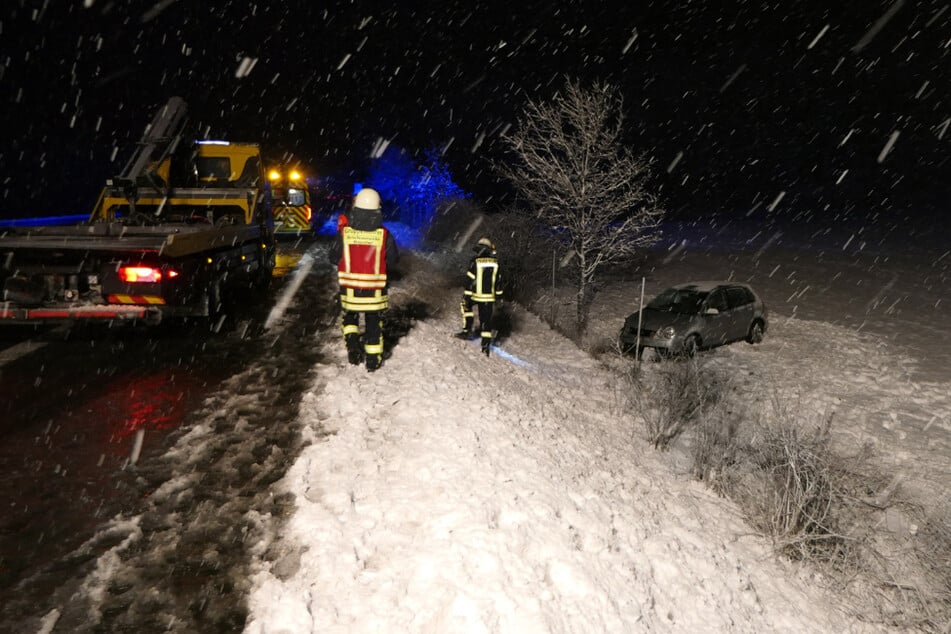 Im Landkreis Leipzig kam am Dienstagabend ein Auto von der A14 ab und landete im Graben.