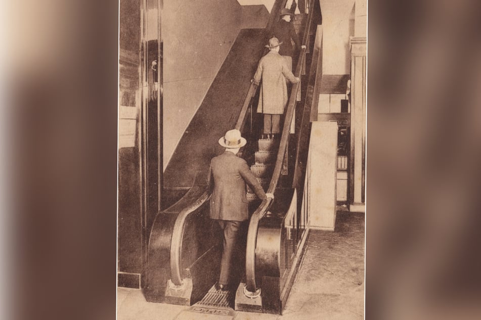 Eine Postkarte, die heute im kölnischen Stadtmuseum aufbewahrt wird, zeigt die erste Rolltreppe Deutschlands im Kaufhaus Tietz in Köln. (Archivbild)