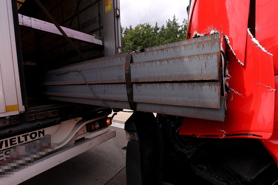 Im vorderen Lkw transportierte Stahlträger beschädigten einen anderen Laster.