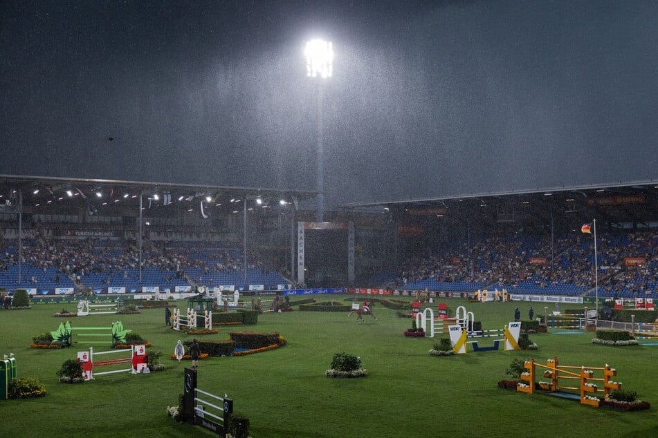 Aufgrund der extremen Wetterlage mussten am Mittwochabend auch die Wettkämpfe beim CHIO in Aachen unterbrochen werden.