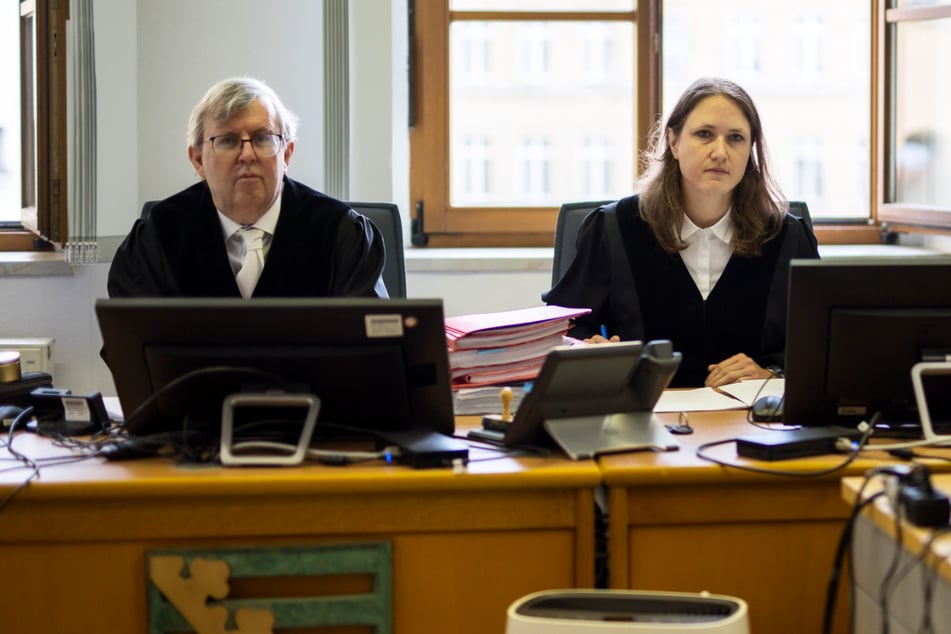 Das Leipziger Schwurgericht mit seinem Vorsitzenden Hans Jagenlauf (l.) soll die Umstände des Todes des kleinen Ben aufklären.