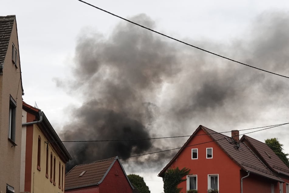 Eine schwarze Rauchwolke war durch den Großbrand über dem Wohngebiet zu sehen.