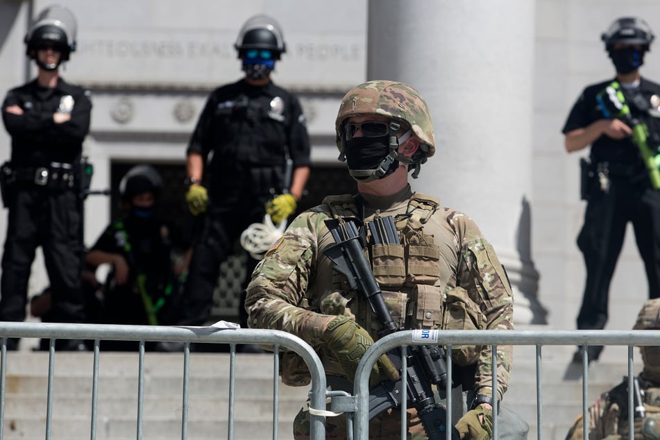 Die Soldaten der Nationalgarde sollen nach dem Willen von Donald Trump eingesetzt werden, obwohl der Gouverneur das nicht will.