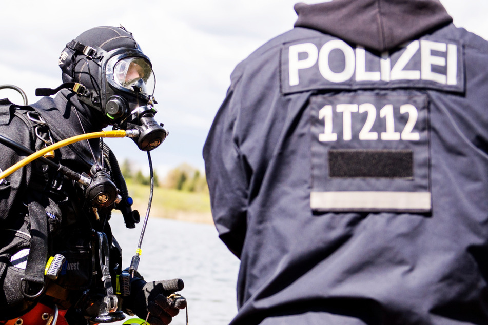 Die Polizei konnte am Dienstag lediglich die Leiche des im Jägersee im Landkreis Nürnberger Land vermissten 80-Jährigen bergen. (Symbolbild)