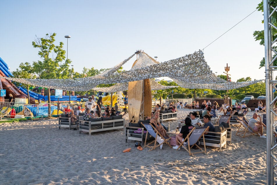 Am Sandstrand kann auf Liegestühlen perfekt die Sonne genossen werden. (Foto: Niclas Schmidt/Paunsdorf Center)