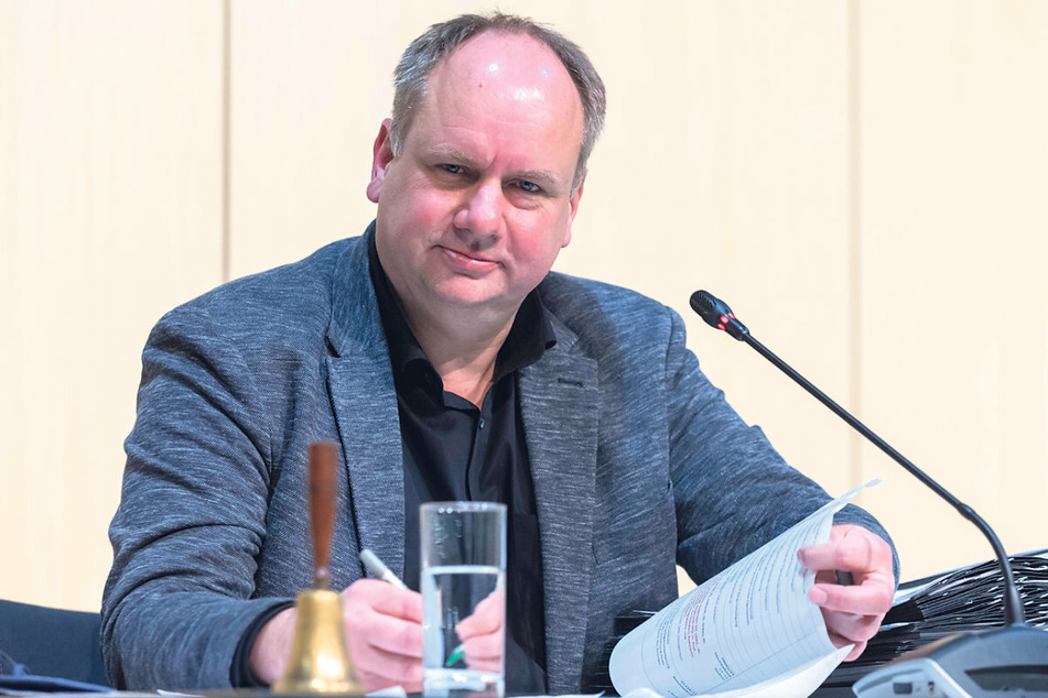 Auf Vorschlag von OB Dirk Hilbert (50, FDP) wurde der Ukraine-Krieg vom Stadtrat verurteilt.