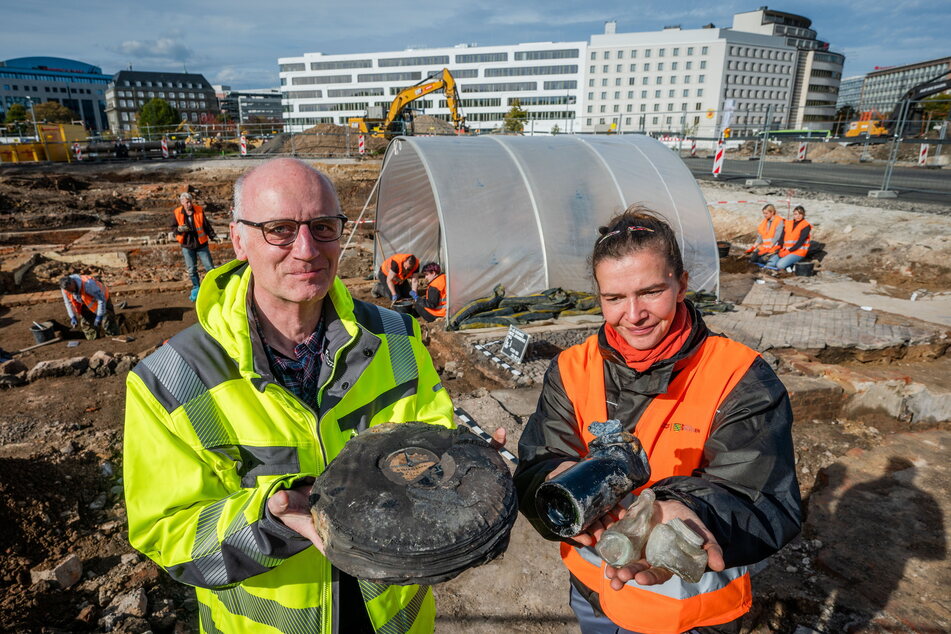 Gefunden! Christoph Heiermann und Nicole Eichhorn (40) vom Landesamt für Archäologie präsentieren erste Funde von der Grabung nahe der Augustusburger Straße. Darunter eine Schallplatte mit Wiegenliedern.