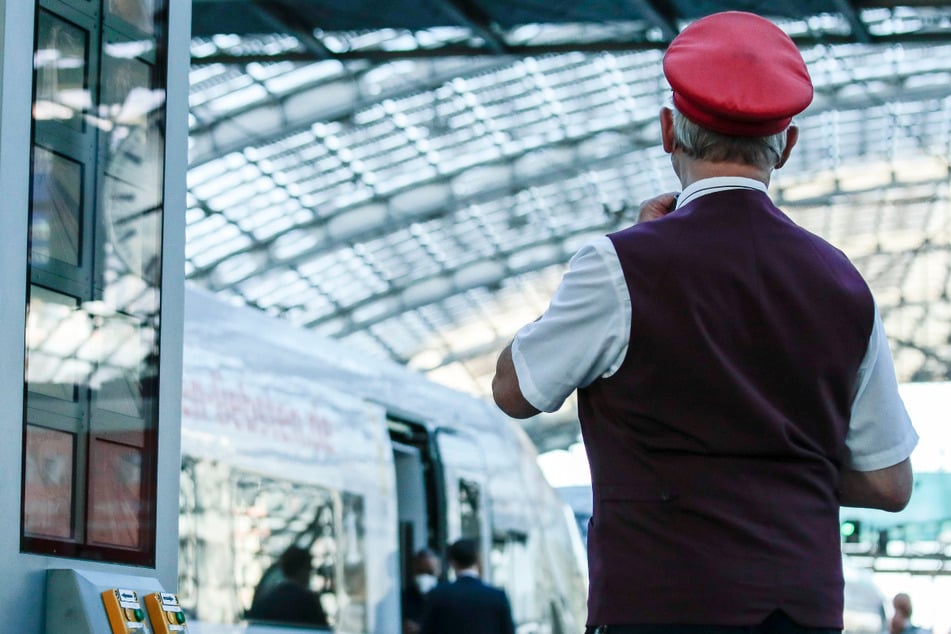 Es sind Zahlen, die Sorgen bereiten: Mitarbeiter der Deutschen Bahn werden in Hessen immer öfter angegangen. (Symbolfoto)
