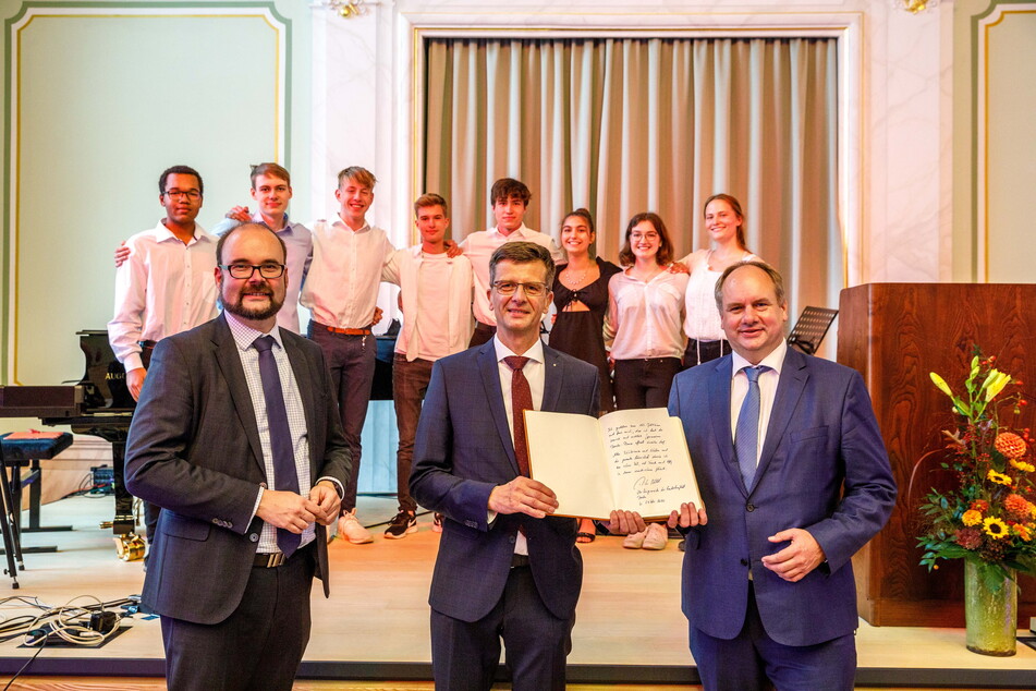 Kultusminister Christian Piwarz (46, CDU, v.l.n.r.), Schulleiter Uwe Hofmann (59) und OB Dirk Hilbert (49, FDP) während der feierlichen Eröffnung.