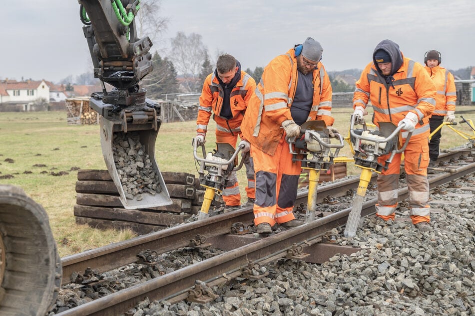 Bauarbeiten in der Nähe des Lößnitztalbahnhalts Berbisdorf.