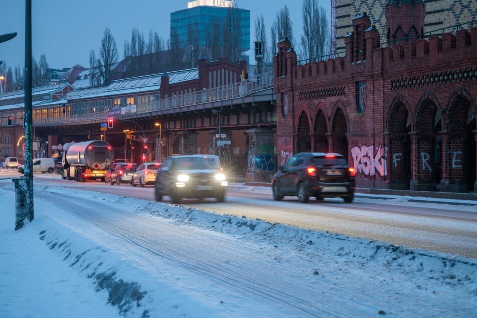 Die Autofahrer in Berlin und Brandenburg müssen sich weiterhin auf glatte Straßen einstellen. (Symbolbild)