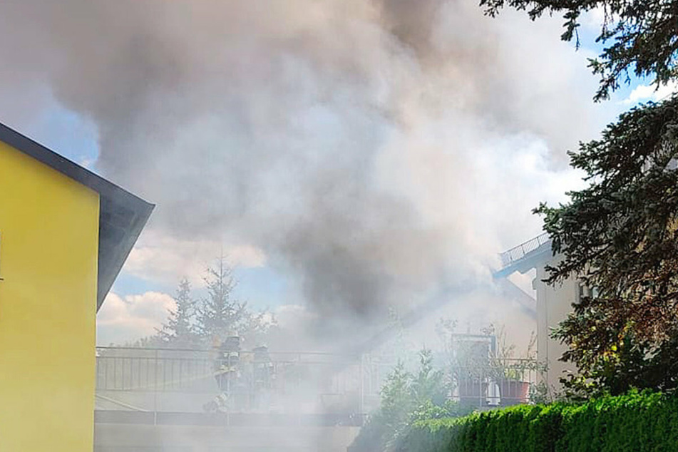 München: Garage brennt, Flammen greifen auf Haus über: Großeinsatz für die Feuerwehr