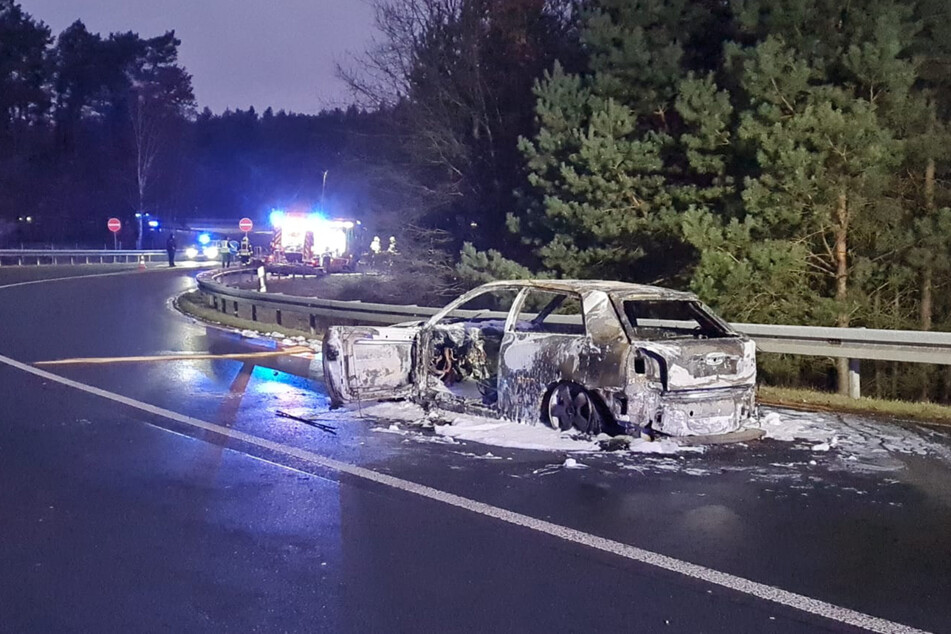 Versuchter Überfall auf Geldtransporter auf der A115, dann brennen Fahrzeuge: Täter auf der Flucht!