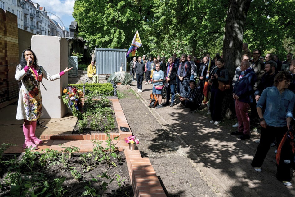Zur Einweihung sind zahlreiche Menschen erschienen.