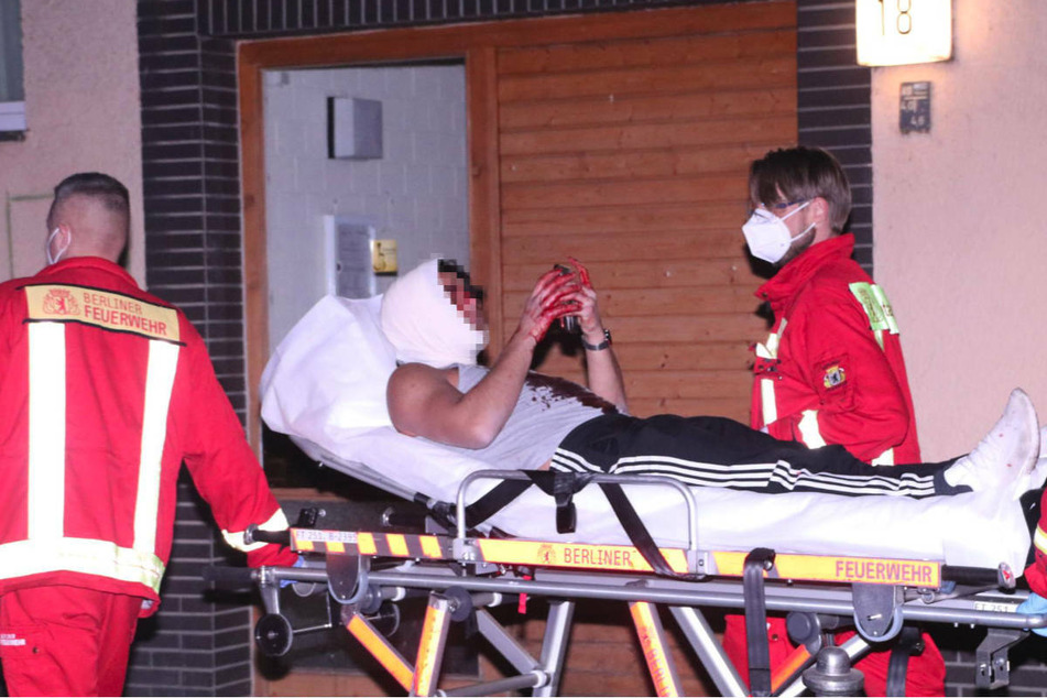 Der Verletzte wird von der Feuerwehr auf einer Trage abtransportiert. Das Handy wollte er trotz seiner schweren Verletzungen partout nicht aus der Hand legen.