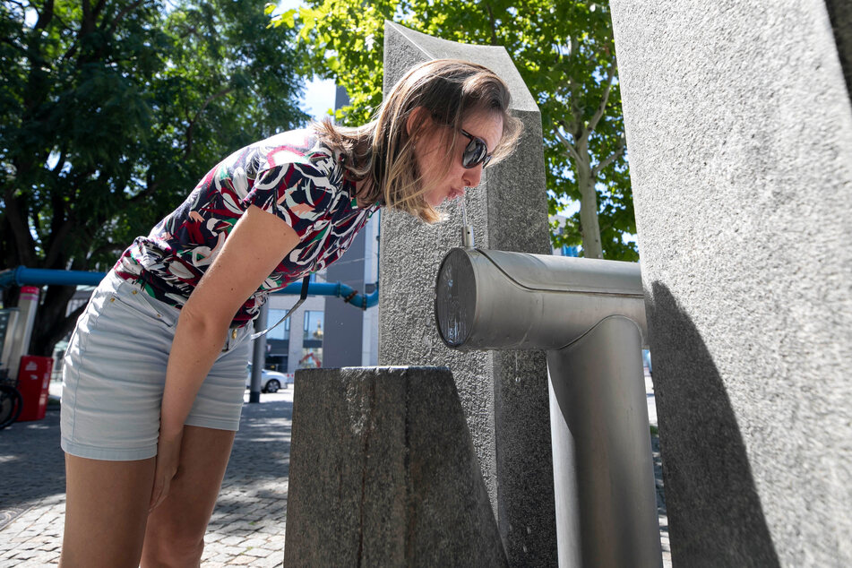 Einheimische und Touristen freuen sich über zunehmend mehr Trinkwasser-Brunnen wie hier am Postplatz.