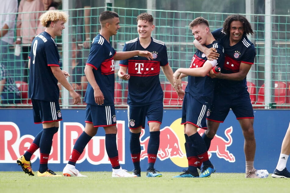 Die U17 des FC Bayern in der Saison 2017/18 mit Jahn Herrmann (M.): (v.l.) Benedict Hollerbach spielt jetzt für Union, Oliver Batista Meier für Ulm, Angelo Stiller für Stuttgart und Joshua Zirkzee für Manchester United.