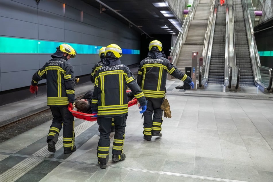 Feuerwehr und Rettungsdienst versorgten die "Verletzten".