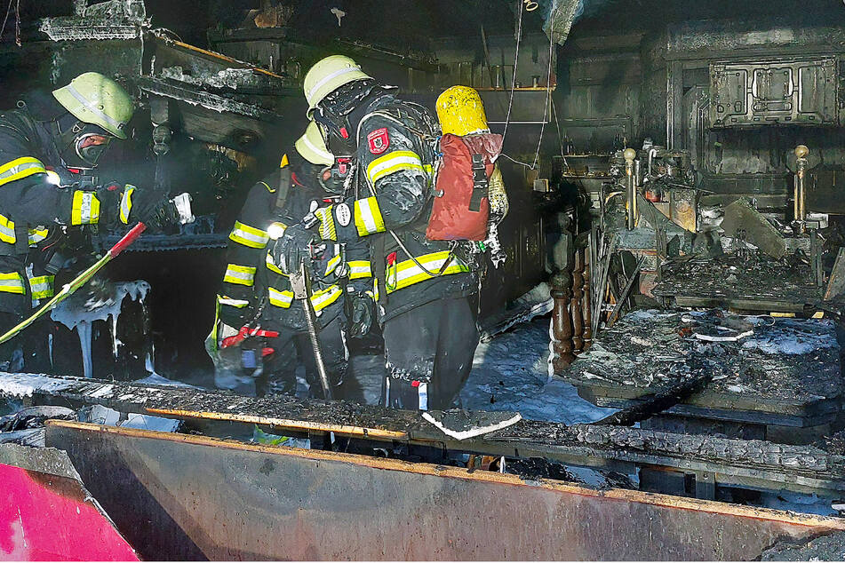 München: Verheerender Brand in China-Restaurant: Feuerwehrleute haben alle Hände voll zu tun