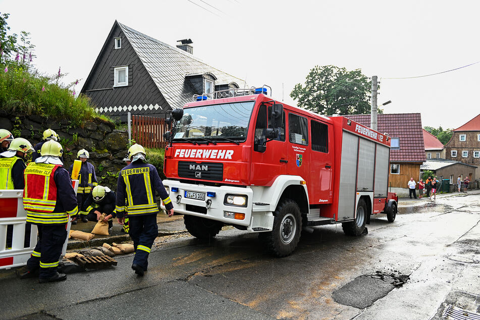 In Seifhennersdorf überspülte der Regen eine Straße.