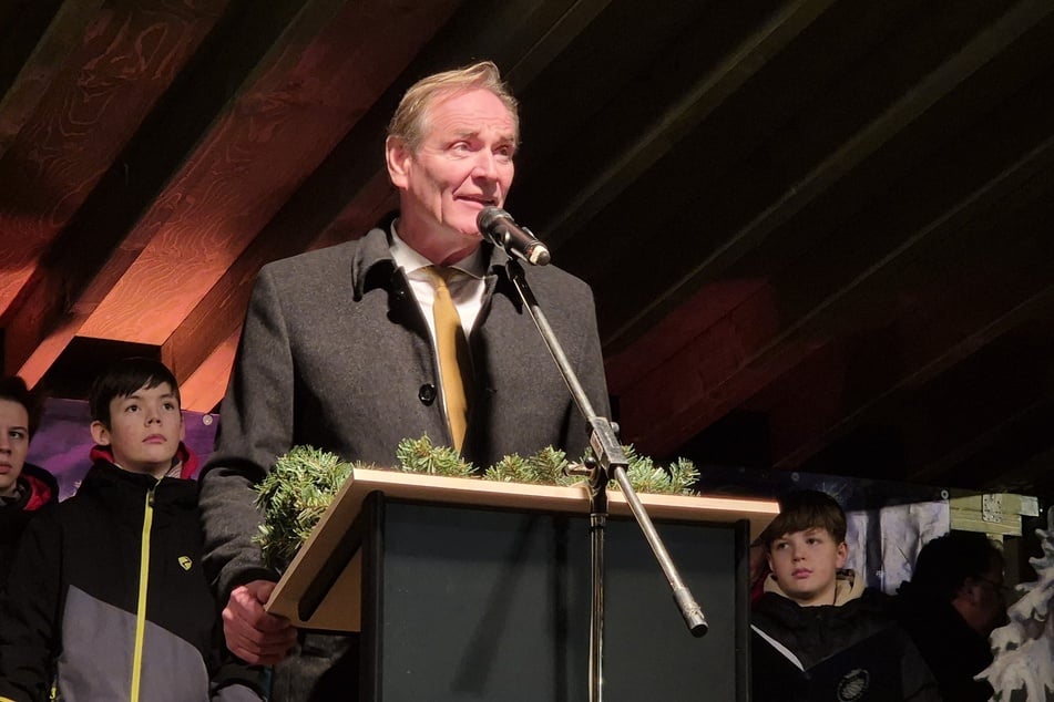 Oberbürgermeister Burkhard Jung (66, SPD) eröffnete den Weihnachtsmarkt am Dienstagabend.