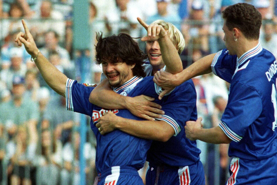 Dirk Schuster (l.) bejubelt einen Treffer im KSC-Trikot.