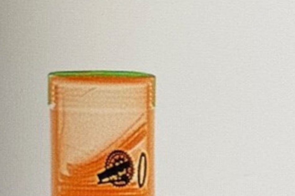 Weil den Zöllnern der Inhalt der Cremedose verdächtig vorkam, schauten sie genauer ins Gepäck des Reisenden (47).