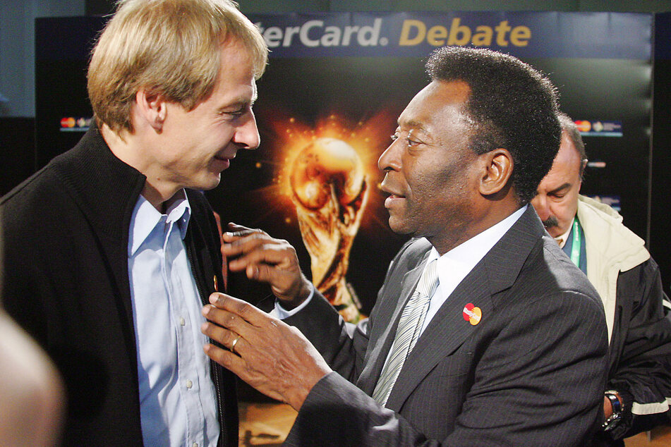 Jürgen Klinsmann (58, l.) neben der kürzlich verstorbenen brasilianischen Fußball-Legende Pelé (†82).