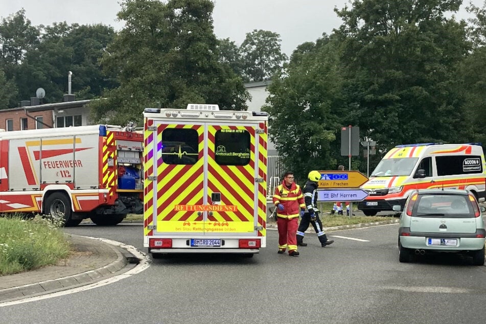 Radlerin prallt mit Auto zusammen: Notarzt fordert Rettungshubschrauber an