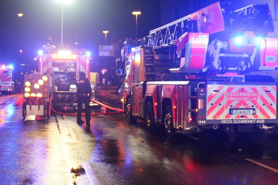 Das Foto zeigt einen Feuerwehr-Einsatz in Frankfurt-Westend in der Nacht zu Freitag.