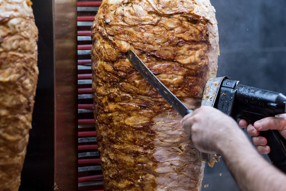 Damit sich ein Döner auch so nennen darf, müssen mindestens 40 Prozent Fleischscheiben in dem Spieß verarbeitet sein. (Symbolfoto)