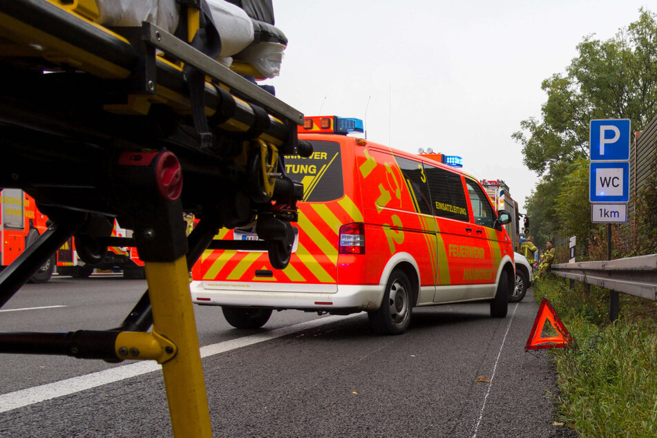 Unfall A4: Drei Menschen nach schwerem Unfall an der A4 verletzt: 37-Jähriger nicht ansprechbar