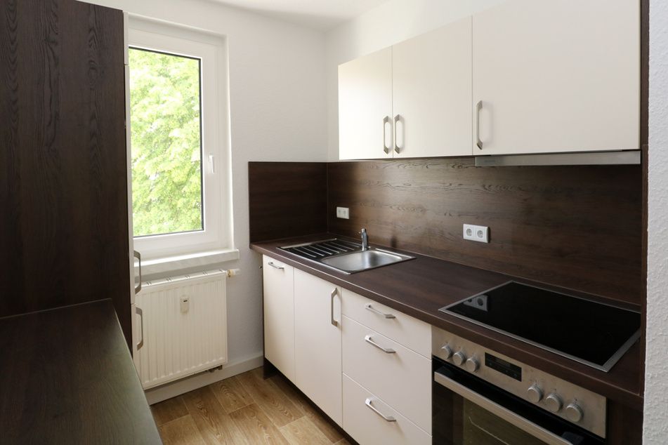 Die moderne Einbauküche fügt sich farblich perfekt dem wohnlichen Flair.