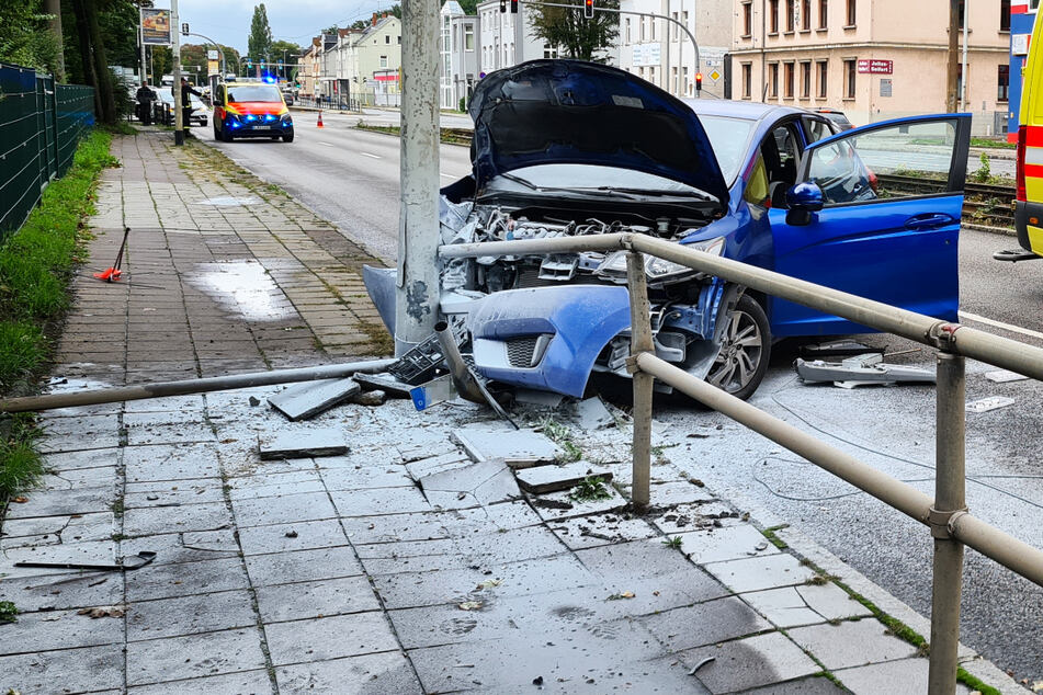 Schwerer Crash in Zwickau: Honda kracht gegen Laterne, Fahrer schwer verletzt