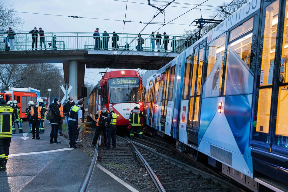 Keiner der Fahrgäste wurde bei dem Zusammenstoß der KVB-Linien verletzt. Die Strecke musste in beide Richtungen für eine knappe Stunde gesperrt werden.